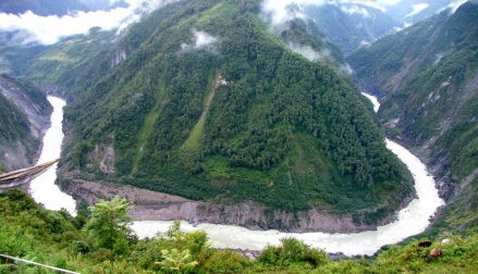 The Great Bend of Tsangpo where China planning to build world’s biggest hydropower project Source: http://greenbuzzz.net/nature/the-biggest-canyons-in-the-world/ 