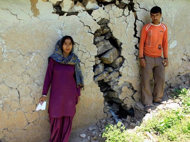 People of Dhalanjan village show their destroyed and dilapidated structures (https://sandrp.wordpress.com/2014/10/01/photo-essay-on-the-impacts-of-blasting-and-tunneling-for-hydropower-projects-in-chamba-district-in-himachal-pradesh-1/)