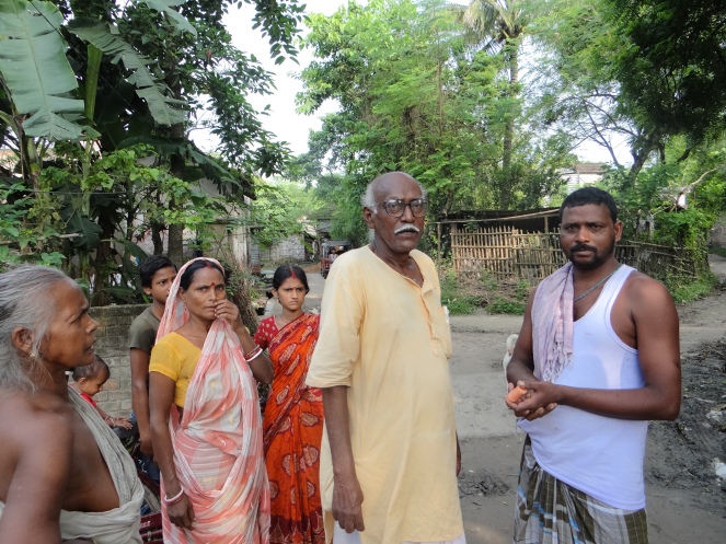 Kedarnath Mondal, a noted activist working on issues related to Farakka Barrge, discussing with fisherfolk