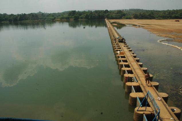 Drying Thumbe Dam which supplies water from Netravthi to Mangalore town Photo: The Hindu