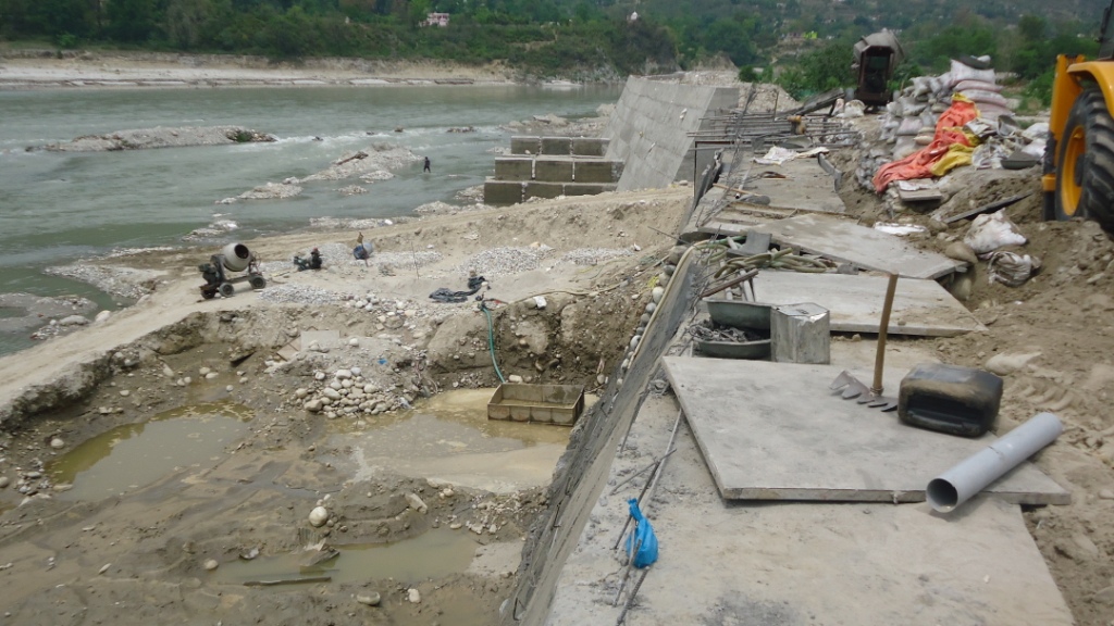 चित्र-3 अलकनंदा नदी के किनारे सुरक्षा दिवार