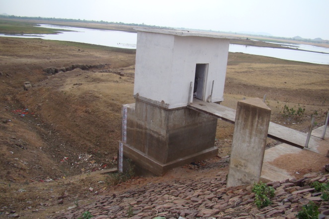 Dam at dead storage level in June 2016 (Photo by Manoj Misra)