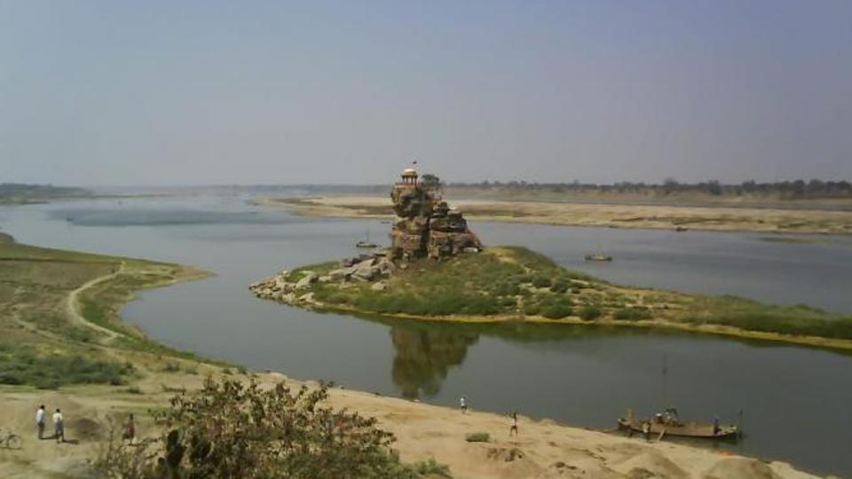 The historical Sujawandev Temple on a rock island in the middle of the Yamuna in Allahabad (HT File Photo)